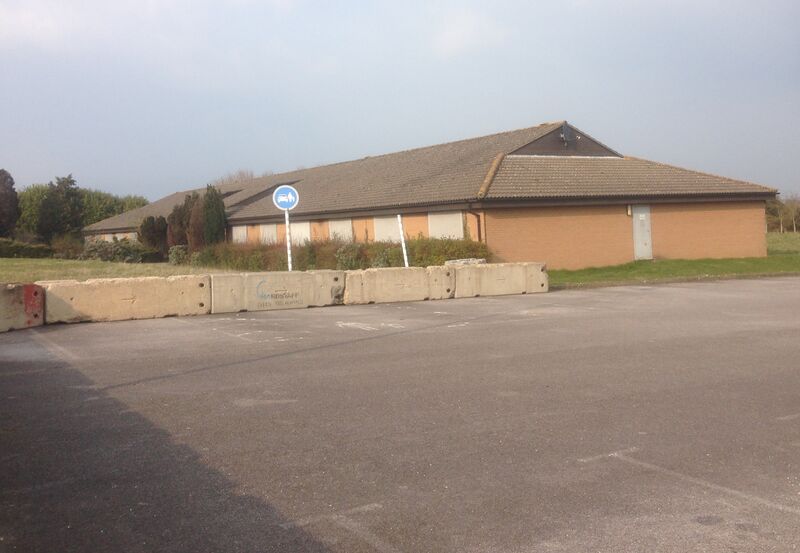 File:Sutton Scotney closed motel southbound.jpg