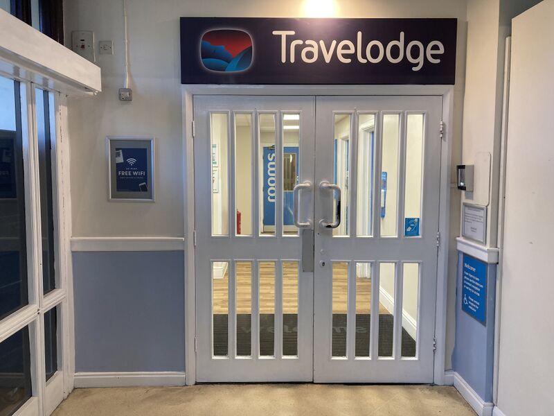 File:Travelodge entrance Bangor 2023.jpg