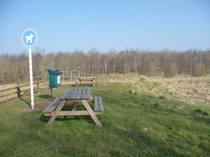 File:Cherwell Valley picnic table field.jpg